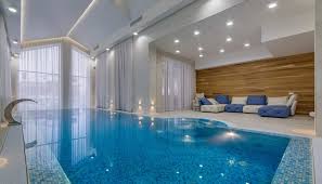 Einrichtungsidee Fur Ein Hallenbad In Der Villa Mit Schragen Dach Loungesofa Massagesessel Hallenbad Schwimmbader Einrichtung