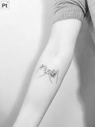 Pinky promise to be friends forever and ever with our pinky promise tattoo! 36 Minimalist Tattoos Ideas You Must See Discreet Tattoos Pinky Promise Tattoo Promise Tattoo