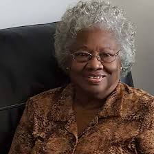 El único gerundio correcto del verbo «ir» es «yendo». ✍