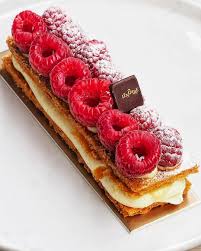 Millefeuille Framboise Et Yuzu De La Maison Lenotre Il Est Compose D Un Feuilletage Caramelise D Une Creme Patissiere A La Vanille Bourbon D Une Creme Le