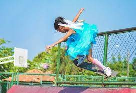 Popularmente chamada de a fadinha do skate, apelido que ganhou após ter seu vídeo viralizado na internet aos oito anos de idade fazendo manobras de skate fantasiada de fada. Ngzg84 9mclpym