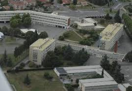 Peu satisfait par cette première intervention, il travaille son style et sa gestuelle. College Et Lycees Ville De Lavernose Lacasse