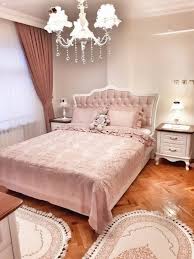 Sicak Renkler Zarif Bir Stil Sena Hanimin Country Esintili Evi Ev Gezmesi Yatak Odasi Ic Mekan Yatak Odasi Ic Tasarimi Oturma Odasi Takimlari