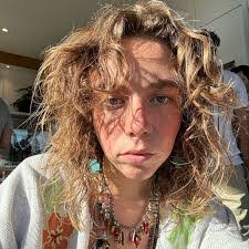 Sara Bunge's Instagram, Twitter & Facebook