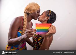 Dos Africanas Lesbianas Niñas Beso Sostener Arco Iris Bandera Mismo:  fotografía de stock © matteoguedia #558051334 | Depositphotos
