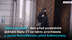 Dopustit nedá ani na jógu, kterou teď v titěrných plavečkách doporučuje všem: Newsroom Ct24 Inlagg Facebook