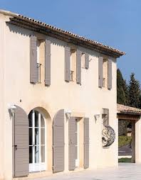 Image Cette Maison Provencale Presente Les Attributs De La Bastide Au Temps De Attributs Au Bas Maison Provencale Decor Mediterraneen Bastide