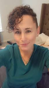 Who can dye dark brown hair blonde without damaging curls in Lakeland?