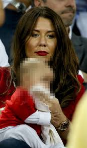 Sebbene si trattasse di una cerimonia dai toni abbastanza discreti. Ashley Young Wife Nicky Pike Dotes On Baby During England Versus Colombia Game Celebrity News Showbiz Tv Express Co Uk
