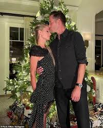 1 day ago · paris hilton slammed the rumors that she was pregnant at 40 with her fiancé carter reum's baby and said that she actually wants to wait until after the wedding. during her podcast this is paris, the simple life star revealed that she was not pregnant.not yet. paris mentioned she had hoped to. Paris Hilton Shares Loved Up Holiday Snaps With Boyfriend Of A Year Carter Reum Aktuelle Boulevard Nachrichten Und Fotogalerien Zu Stars Sternchen