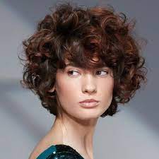 Cute curly pixie cut con frangia; Tendenze Taglio I Ricci Con La Frangia Parrucchierando