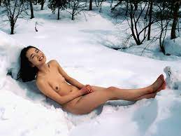雪に喜ぶ裸の女性！これが冬場の野外露出エロ画像 - 性癖エロ画像 センギリ