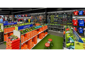 Cet été, nous avons parcouru la france pour permettre à 640 jeunes de tester en exclusivité les nouvelles mercurial et phantom gt de nike à travers différents ateliers encadrés avec précautions. Intersport Vise La Place De Decathlon Sport Articles Sportifs