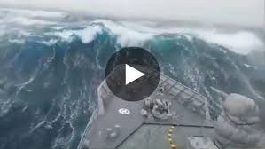 Quand Un Navire De La Navy Affronte Une Gigantesque Vague Dans L Ocean Austral Navire Bateau Bateaux