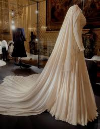 Pin By Janine Rogers On Princess Eugenie And Beatrice Royal Wedding Gowns Royal Wedding Dress Princess Eugenie