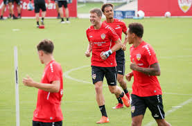 The men protecting the net are florian muller for vfb stuttgart and mark flekken for sc freiburg. H8ohro2hgjfknm