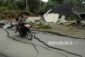 Sukabumi dan madiun yang kini terkena dampak gempa. Rentetan Gempa Bumi Di Wilayah Indonesia Hari Ini Republika Online
