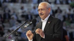 Kemal kılıçdaroğlu, 17 aralık 1948 tarihinde, tapu memuru kamer bey ve ev hanımı yemuş hanım çiftinin dördüncü çocuğu olarak, nazımiye, tunceli'de dünyaya geldi. Chp Genel Baskanligina Kemal Kilicdaroglu Yeniden Secildi