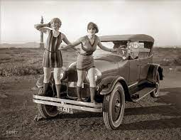 Two Beautiful Flappers In Front Of A Peerless Touring Car Bay Area 1923 Funny Vintage Photos Vintage Humor Vintage Photos