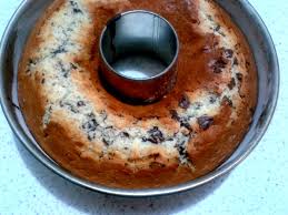 Un ciambellone genuino all'olio senza burro, facile e veloce alla portata di tutti, con ingredienti semplici che tutti abbiamo in dispensa: Ciambellone Soffice Allo Yogurt Con Gocce Di Cioccolato Le Ricette Di Dolci It