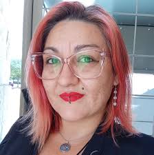 What phone carrier is recommended and why?