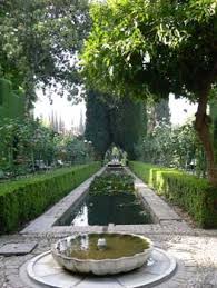Schattenspendende Baume Und Wasser Fuhrende Kanale Sind Wohltuende Klimatische Indikatoren Unter Spaniens Sonne In Der Alhambra Garten Terrasse Garten Spanien