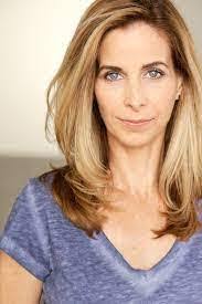 Leslie Mains's Instagram, Twitter & Facebook