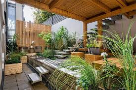 Al no tener un tallo rígido caen de forma frondosa como largos pendientes naturales por esta razón son perfectos para las terrazas, los jardines y balcones. Terrazas Con Flores Colgantes Ideas De Nuevo Diseno