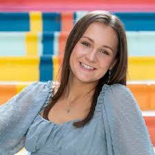 Elizabeth Naylor's Instagram, Twitter & Facebook