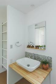 木の温かみを感じる造作の洗面台に 細かなタイルを散りばめました ルポハウス 設計士とつくる家 注文住宅 デザインハウス 自由設計 マイホーム 家づくり 施工事例 滋賀 おしゃれ 洗面 オーダーメイド タイル 造作 洗面台 洗面所 収納 住宅