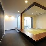 こだわりのキッチン 背面のスクリーンパーテーション 壁 建具とすべての色味のテーマを黒に統一することでモダンなコーディネート キッチン背面の食器棚や冷蔵庫はパーテーションですっきりと隠せます この写真 3枚引き戸で仕切ったキッチン収納 はfeve casa の