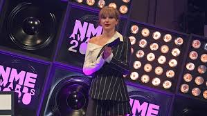 You may not have seen her, but taylor swift was at the oscars last night. Taylor Swift Joe Alwyn Show Rare Moment Of Pda At London S Nme Awards