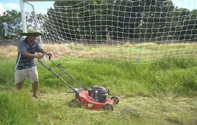 Cara menggunakannya, mesin disampirkan di punggung seperti tas ransel lalu pisau pemotong rumput dipasang pada stick besi yang dapat dengan mudah memotong rumput hingga ke sudut=sudut taman. Infopublik Memotong Rumput Lapangan Sepak Bola