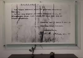 Proklamasi kemerdekaan indonesia pertama kali dikumandangkan tanggal 17 agustus 1945 bertepatan pada hari jum'at, di jalan pegangsaan timur no. Isi Teks Proklamasi Asli Dan Otentik Sejarah Dan Maknanya