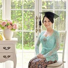 Jangan bertaruh pada masa depan, bertindaklah sekarang tanpa menunda. 67 Ide Wisuda Wisuda Pose Prewedding Pose Pasangan Pengantin