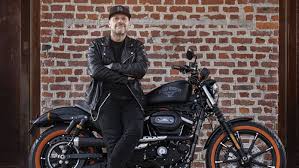 Roma 21 gennaio 1995era il fiorello show e sul palco salì, dopo una fantastica ambra angiolini con t'appartengo, il nostro #maxpezzali con la canzone più. Max Pezzali L Harley Mi Costa Cara Ho Forti Dolori All Anca Ok Salute
