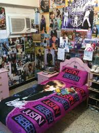 Encountered at 13 years old by talent manager scooter braun after he had watched the boy's youtube cover song videos, bieber was signed to rbmg records in 2008. Amazing Bedroom And Belieber Image 260840 On Favim Com