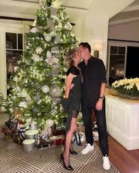 Jun 13, 2021 · carter reum was born in wayne, illinois, the usa on february 5, 1981.; Paris Hilton And Boyfriend Carter Reum Kiss In Sweet Holiday Photos My Christmas Wish Came True