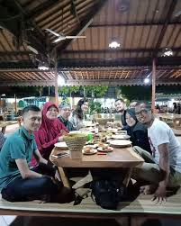 Cek harga lesehan ayam pak budi puri / cek harga l. 4 Makanan Lesehan Jakarta Yang Murah Meriah Di Bawah Rp 30 Ribu