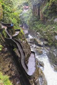 En esta bella y hermosa ciudad podrás encontrar lugares mágicos e increíbles que tal vez aún no conozcas, así que tenemos el listado de los mejores lugares turísticos para visitar entre amigos, familia o tu pareja ideal.! Ecuador Tungurahua Banos De Agua Santa Frau Schaut Auf Wasserfall Pailon Del Diablo Naturlich Details Stock Photo 180111232