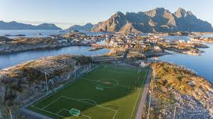 Ce stade possède une pelouse artificielle et ne compte ni sièges ni gradins. 12 Unusual Venues Every Football Player Would Like To Play At Stadium Base