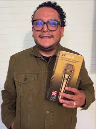 Gracias a mis amigos de @seelectronicsmexico por mi micrófono #V7 #Gold  25AnniversaryEdition, lo estrenamos muy pronto con @adhonisband 🎤❤️‍🔥
