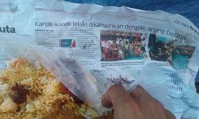 Menyediakan raga/bakul yang diperbuat daripada kertas surat khabar. Kalau Boleh Elakkan Makanan Yang Dibungkus Menggunakan Surat Khabar Islam Itu Indah