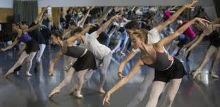 Las principales compañías han compartido en redes sociales vídeos en los que sus bailarines interpretan coreografías en sus domicilios. Celebra El Dia Internacional De La Danza En Casa