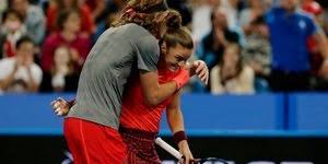 Η μαρία σάκκαρη λοιπόν που συνεχίζει την σπουδαία παράδοση της οικογένειάς της έχει κάθε δικαίωμα να απολαμβάνει τη σημασία να ξεπερνάς τα όρια του εαυτού σου, της χώρας σου και να γίνεσαι παγκόσμιο σύμβολο και μάλιστα μέσα από έναν υγιή και υπέροχο αθλητικό ανταγωνισμό. Sakkarh Gia Th Sxesh Ths Me Ton Tsitsipa Sthn Ellada O Ka8enas Leei O Ti 8elei Zwh Iefimerida Gr