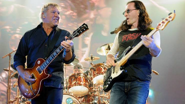 Rush de retour en 2026 pour une tournée en hommage à Neil Peart | Radio-Canada