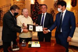 Senor abravanel, known professionally as silvio santos, is a brazilian entrepreneur, media tycoon and television host. Ao Lado De Bolsonaro Silvio Santos Recebe Selo Em Homenagem A Seus 90 Anos Emais Estadao