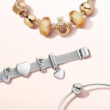 Decouvrez Pandora Reflexions Une Nouvelle Collection De Bracelets Mailles Et De Charms De Fantaisie Modernes Bracelet En Mailles Charms Pandora Bijoux Pandora