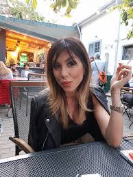 Să începi fiecare zi cu zâmbetul pe buze și să mergi prin viață cu capul ridicat. Cine Este Denise Rifai Controversata JurnalistÄ A Demisionat DupÄ 9 Ani