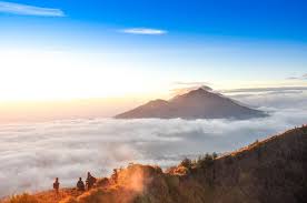 Maybe you would like to learn more about one of these? Pemandangan Kabut Lautan Awan Gunung Batur Kintamani Bali Indonesia Traveller Pemandangan Maldives Awan